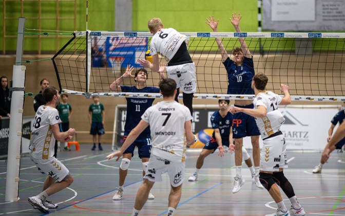 Volleyball, Season 2025 2026, 2 Bundesliga Nord, 29 11 2025, 09 Matchday, Men, TuV Bocholt blue vs TuS Mondorf white v l Manuel Harms TuS Mondorf , Joke Johannig TuB Bocholt , Eric Caspers TuS Mondorf, 7 , Veit Bils TuS Mondorf, 6 , Tom Doerpinghaus TuB Bocholt , Sebastian Dinges TuS Mondorf , Bocholt Sporthalle West Nordrhein Westfalen Germany 251129_vb_tub-bocholt_tus-mondorf_46499