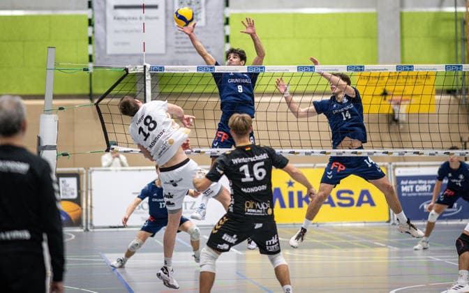 Volleyball, Season 2025 2026, 2 Bundesliga Nord, 29 11 2025, 09 Matchday, Men, TuV Bocholt blue vs TuS Mondorf white v l Manuel Harms TuS Mondorf , Lukas Salimi TuB Bocholt , Jonas Winterscheidt Libero TuS Mondorf , Bohdan Velychko TuB Bocholt , Bocholt Sporthalle West Nordrhein Westfalen Germany 251129_vb_tub-bocholt_tus-mondorf_46502