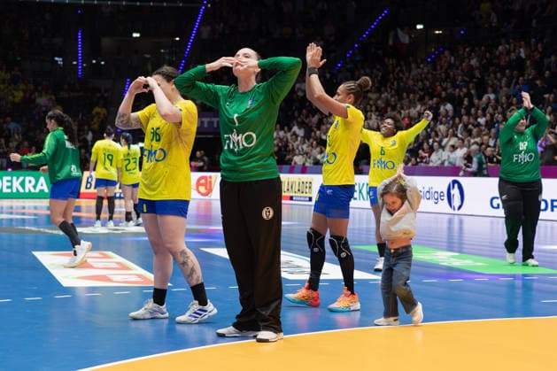 Brazil Czech Republic, IHF Womens Handball World Championship The Brazilians Marcela Santos Arounian Brazil, 36 , Gabriela Goncalves Dias Moreschi Brazil, 1 , Alexandra Priscilado Nascimento Martinez Brazil, 3 , Mariana Christina Oliveira Fernandes Brazil, 6 and Renata Lais de Arruda Brazil, 87 thank you for the support of the audience Preliminary round match of the Womens Handball World Championship between Brazil and the Czech Republic on November 29, 2025 at the Porsche Arena in Stuttgart , Stuttgart Baden Württemberg Germany Porsche Arena