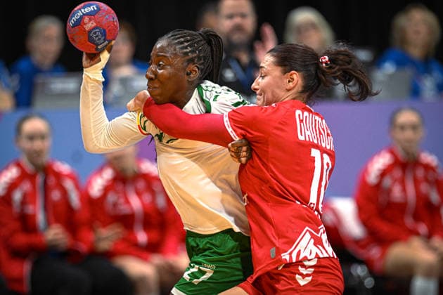 Netherlands, Handball, Womens World Championship 2025, Switzerland vs Senegal, 29 11 2025, Maaspoort Sports Events, s Hertogenbosch, Netherlands, duel Dienaba Sy Senegal, 27 vs Daphne Gautschi Switzerland, 10 Copyright: xMarkusxVerwimpx