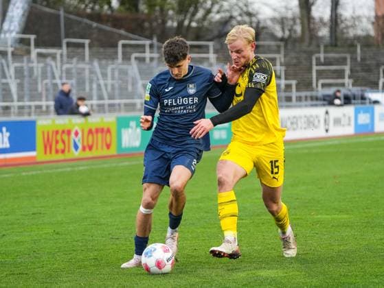 Benjamin Friesen SC Wiedenbrueck, 22 in duel against Ben Huening Borussia Dortmund U23, 15 BVB Borussia Dortmund U23 vs SC Wiedenbrueck, Football, Regionalliga West, Matchday 17, Season 2025 2026, 30 11 2025 BVB Borussia Dortmund U23 vs SC Wiedenbrueck, Football, Regionalliga West, Matchday 17, Season 2025 2026, 30 11 2025 Dortmund Copyright: xEibner-Pressefoto DamianxKruczynx EP_DKI