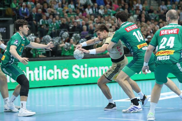 30 11 2025, xtgx, Handball, Daikin HBL, SC DHfK Leipzig TSV Hannover Burgdorf v l Renars Uscins Hannover, 10 , Marko Mamic Leipzig, 14 duel, duel, fight, tackle Leipzig