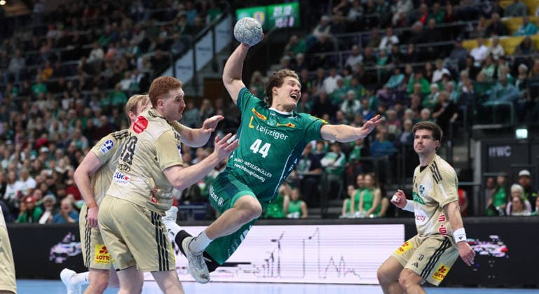 Leipzig, 30 11 2025, Arena Leipzig, Handball, Bundesliga, Matchday 14, SC DHfK Leipzig vs TSV Hannover Burgdorf, In the picture from left Marius Steinhauser 19, Hannover , Blaer Hinriksson 44, Leipzig , For editorial use only , DHB HBL regulations prohibit any use of photographs as image sequences and or quasi video ,