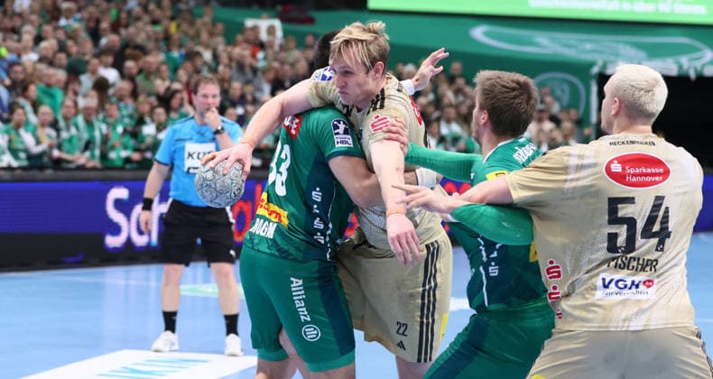 Leipzig, 30 11 2025, Arena Leipzig, Handball, Bundesliga, Matchday 14, SC DHfK Leipzig vs TSV Hannover Burgdorf, In the picture from left Luka Rogan 33, Leipzig , Marian Michalczik 22, Hannover , Franz Semper 32, Leipzig , For editorial use only Only editorial use , DHB HBL regulations prohibit any use of photographs as image sequences and or quasi video ,