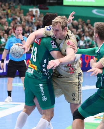 Leipzig, 30 11 2025, Arena Leipzig, Handball, Bundesliga, Matchday 14, SC DHfK Leipzig vs TSV Hannover Burgdorf, In the picture from left Luka Rogan 33, Leipzig , Marian Michalczik 22, Hannover , For editorial use only Only editorial use , DHB HBL regulations prohibit any use of photographs as image sequences and or quasi video ,