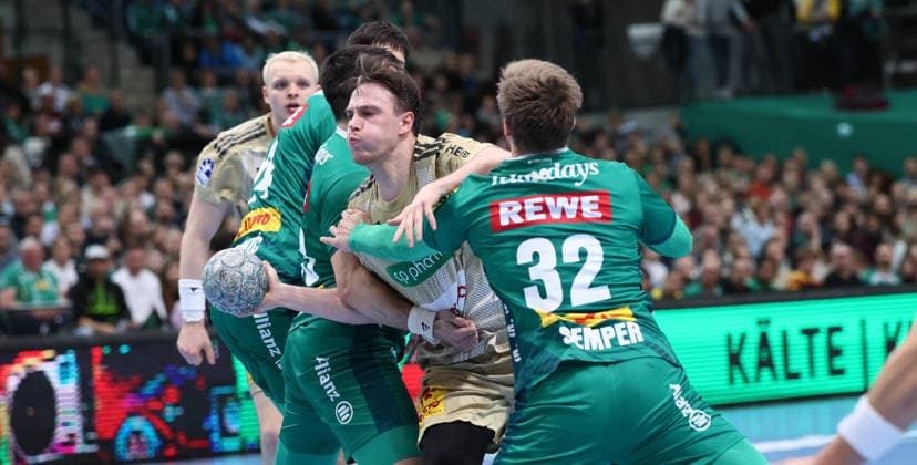 Leipzig, 30 11 2025, Arena Leipzig, Handball, Bundesliga, Matchday 14, SC DHfK Leipzig vs TSV Hannover Burgdorf, In the picture from left Luka Rogan 33, Leipzig , Leif Tissier 7, Hannover , Franz Semper 32, Leipzig , For editorial use only , DHB HBL regulations prohibit any use of photographs as image sequences and or quasi video ,