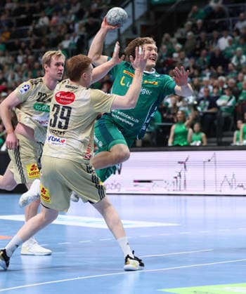 Leipzig, 30 11 2025, Arena Leipzig, Handball, Bundesliga, Matchday 14, SC DHfK Leipzig vs TSV Hannover Burgdorf, In the picture from left Lukas Stutzke 39, Hannover , Blaer Hinriksson 44, Leipzig , For editorial use only Only editorial use , DHB HBL regulations prohibit any use of photographs as image sequences and or quasi video ,