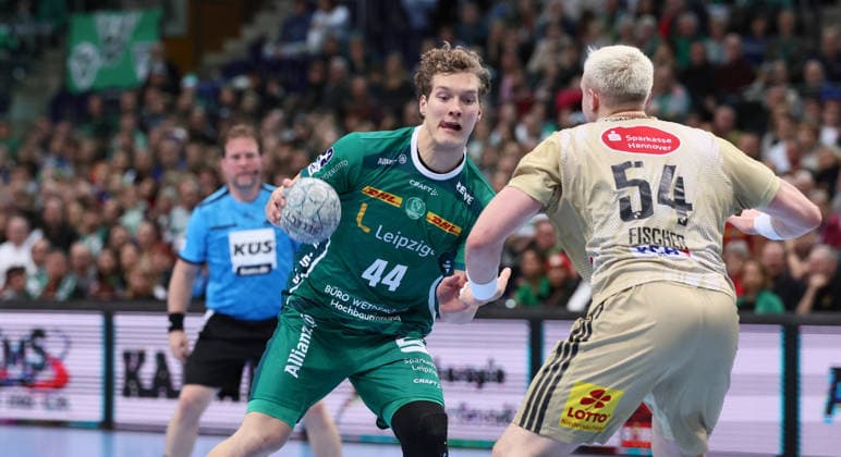 Leipzig, 30 11 2025, Arena Leipzig, Handball, Bundesliga, Matchday 14 , SC DHfK Leipzig vs TSV Hannover Burgdorf, In the picture from left Blaer Hinriksson 44, Leipzig , Justus Fischer 54, Hannover , For editorial use only , DHB HBL regulations prohibit any use of photographs as image sequences and or quasi video ,