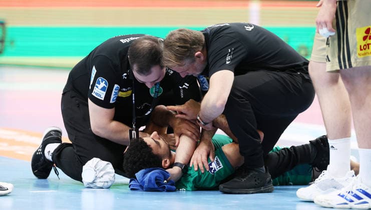 Leipzig, 30 11 2025, Arena Leipzig, Handball, Bundesliga, Matchday 14, SC DHfK Leipzig vs TSV Hannover Burgdorf, In the picture Ahmed Khairi 17, Leipzig must be treated for an injury , For editorial use only Only editorial use , DHB HBL regulations prohibit any use of photographs as image sequences and or quasi video ,
