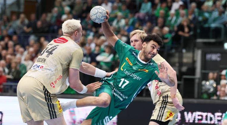 Leipzig, 30 11 2025, Arena Leipzig, Handball, Bundesliga, Matchday 14, SC DHfK Leipzig vs TSV Hannover Burgdorf, In the picture from left Justus Fischer 54, Hannover , Ahmed Khairi 17, Leipzig , For editorial use only Only editorial use , DHB HBL regulations prohibit any use of photographs as image sequences and or quasi video ,