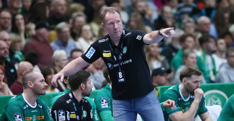Leipzig, 30 11 2025, Arena Leipzig, Handball, Bundesliga, 14 Spieltag , SC DHfK Leipzig vs TSV Hannover Burgdorf, Im Bild Trainer Frank Carstens, DHfK Leipzig , Nur zur redaktionellen Nutzung Only editorial use , DHB HBL regulations prohibit any use of photographs as image sequences and or quasi video ,