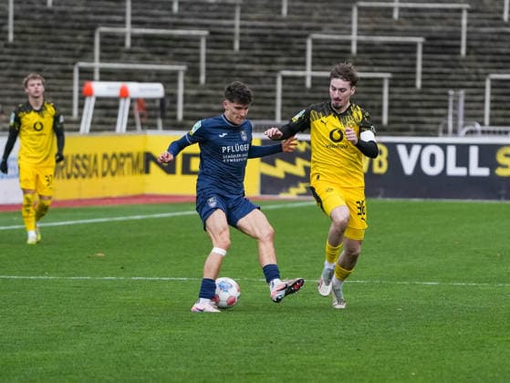 Benjamin Friesen SC Wiedenbrueck, 22 in duel against Tony Reitz Borussia Dortmund U23, 36 BVB Borussia Dortmund U23 vs SC Wiedenbrueck, Football, Regionalliga West, Matchday 17, Season 2025 2026, 30 11 2025 BVB Borussia Dortmund U23 vs SC Wiedenbrueck, Football, Regionalliga West, Matchday 17, Season 2025 2026, 30 11 2025 Dortmund Copyright: xEibner-Pressefoto DamianxKruczynx EP_DKI