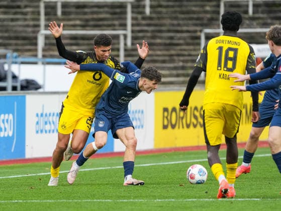 Jordi Paulina Borussia Dortmund U23, 23 in duel against Benjamin Friesen SC Wiedenbrueck, 22 BVB Borussia Dortmund U23 vs SC Wiedenbrueck, Football, Regionalliga West, Matchday 17, Season 2025 2026, 30 11 2025 BVB Borussia Dortmund U23 vs SC Wiedenbrueck, Football, Regionalliga West, Matchday 17, Season 2025 2026, 30 11 2025 Dortmund Copyright: xEibner-Pressefoto DamianxKruczynx EP_DKI