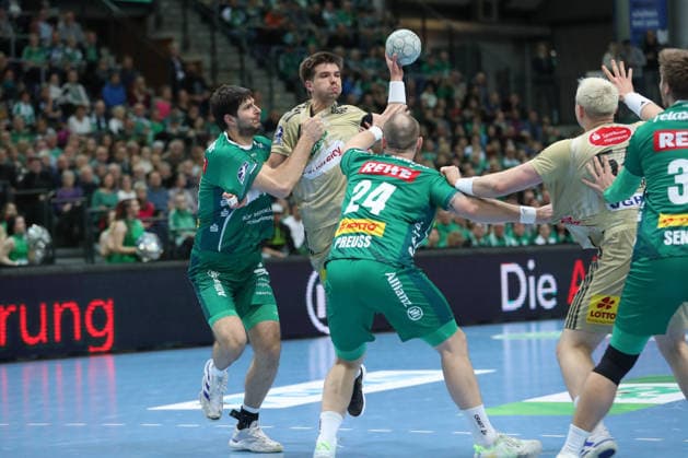 30 11 2025, xtgx, Handball, Daikin HBL, SC DHfK Leipzig TSV Hannover Burgdorf v l Marko Mamic Leipzig, 14 , Renars Uscins Hannover, 10 duel, duel, fight, tackle Leipzig