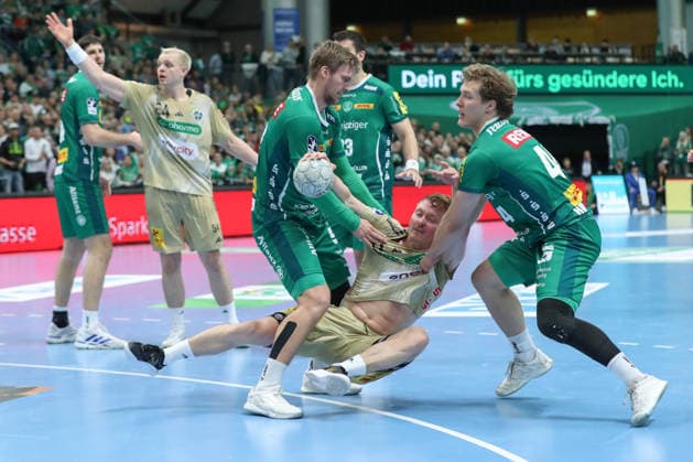 30 11 2025, xtgx, Handball, Daikin HBL, SC DHfK Leipzig TSV Hannover Burgdorf v l Franz Semper Leipzig, 32 , August Baskar Pedersen Hannover, 17 , Blaer Hinriksson Leipzig, 44 duel, duel, fight, tackle Leipzig