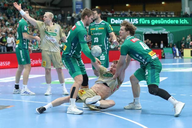 30 11 2025, xtgx, Handball, Daikin HBL, SC DHfK Leipzig TSV Hannover Burgdorf v l Franz Semper Leipzig, 32 , August Baskar Pedersen Hannover, 17 , Blaer Hinriksson Leipzig, 44 duel, duel, fight, tackle Leipzig