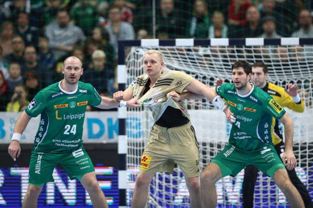30 11 2025, xtgx, Handball, Daikin HBL, SC DHfK Leipzig TSV Hannover Burgdorf v l Moritz Preuss Leipzig, 24 , Justus Fischer Hannover, 54 , Marko Mamic Leipzig, 14 duel, duel, fight, tackle Leipzig