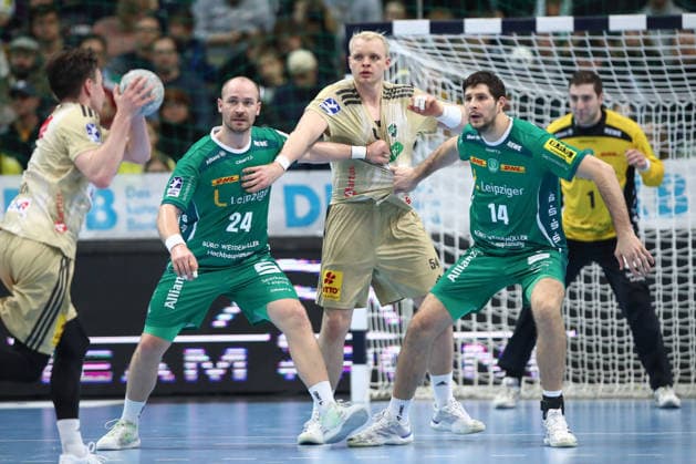 30 11 2025, xtgx, Handball, Daikin HBL, SC DHfK Leipzig TSV Hannover Burgdorf v l Moritz Preuss Leipzig, 24 , Justus Fischer Hannover, 54 , Marko Mamic Leipzig, 14 duel, duel, fight, tackle Leipzig