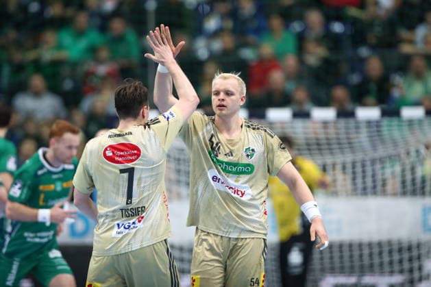 30 11 2025, xtgx, Handball, Daikin HBL, SC DHfK Leipzig TSV Hannover Burgdorf v l Leif Tissier Hannover, 7 , Justus Fischer Hannover, 54 Jubel, Torjubel, jubelt ueber das Tor, celebrate the goal, celebration Leipzig