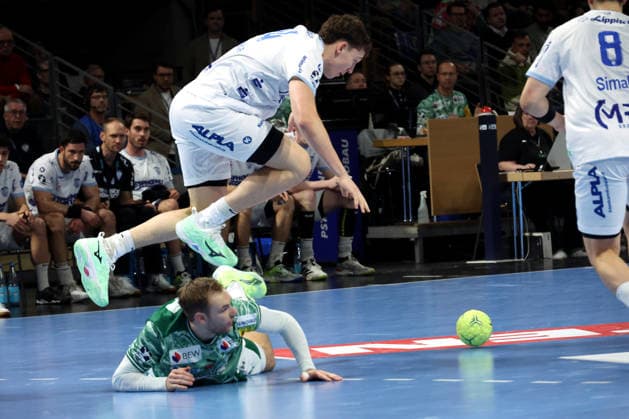 DEU, DHB, 1 HBL, Fuechse Berlin vs TBV Lemgo Lippe , 30 11 2025, Max Schmeling Halle, Berlin, DEU, DHB, 1 HBL, Fuechse Berlin vs TBV Lemgo Lippe , pictured Mathias Gidsel Fuechse Berlin 19 , Joel Willecke Lemgo 24 nordphotoxGmbHx xEngler nph00076