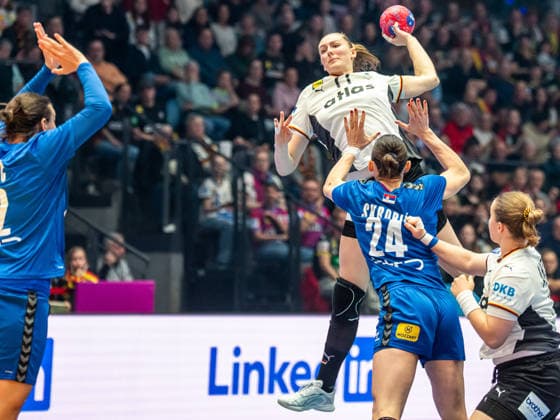 Viola Leuchter Germany, 77 throws from the back, Germany vs Serbia, Handball, World Championship, Women, Season 2025 2026, 30 11 2025, Germany vs Serbia, Handball, World Championship, Women, Season 2025 2026, 30 11 2025 Stuttgart Copyright: xEibner-Pressefoto MichaelxSchmidx EP_MST