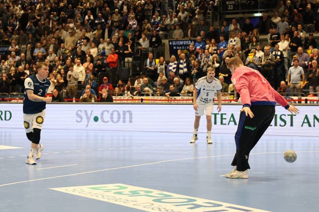 f l Noah Beyer Bergischer HC 02 , Oliver Norlyk Handball Sportverein Hamburg 05 , Robin Paulsen Haug Handball Sportverein Hamburg 16 Bergischer HC 06 vs Handball Sportverein Hamburg, Matchday 14, Handball, DAIKIN HBL, Season 2025 2026, 30 11 2025 Bergischer HC 06 vs Handball Sportverein Hamburg, Matchday 14, Handball, DAIKIN HBL, Season 2025 2026, 30 11 2025 Duesseldorf Copyright: xEibner-Pressefoto ThomasxStoeckerx EP_TSR