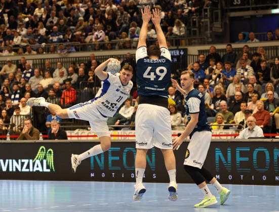 v l Nocolaj Jorgensen Handball Sportverein Hamburg 11 , Aron Seesing Bergischer HC 49 , Nico Schoettle Bergischer HC 08 Bergischer HC 06 vs Handball Sportverein Hamburg, Matchday 14, Handball, DAIKIN HBL, Season 2025 2026, 30 11 2025 Bergischer HC 06 vs Handball Sportverein Hamburg, Matchday 14, Handball, DAIKIN HBL, Season 2025 2026, 30 11 2025 Duesseldorf Copyright: xEibner-Pressefoto ThomasxStoeckerx EP_TSR