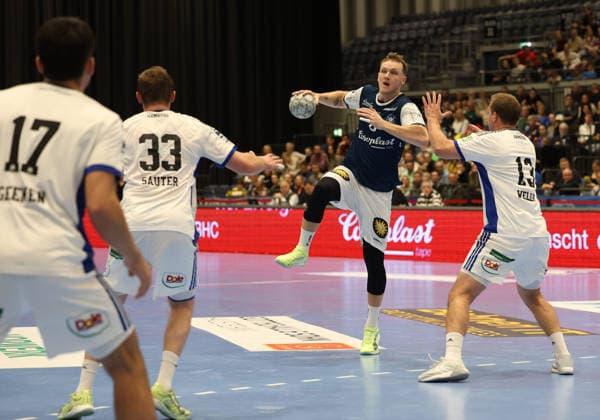 f l Kaj Geenen Handball Sportverein Hamburg 17 , Moritz Sauter Handball Sportverein Hamburg 33 ,Nico Schoettle Bergischer HC 08 , Niklas Weller Handball Sportverein Hamburg 13 Bergischer HC 06 vs Handball Sportverein Hamburg, Matchday 14, Handball, DAIKIN HBL, Season 2025 2026, 30 11 2025 Bergischer HC 06 vs Handball Sportverein Hamburg, Matchday 14, Handball, DAIKIN HBL, Season 2025 2026, 30 11 2025 Duesseldorf Copyright: xEibner-Pressefoto ThomasxStoeckerx EP_TSR