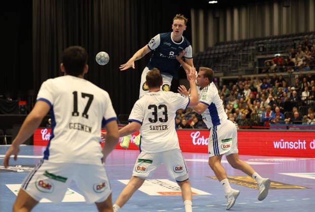 f l Kaj Geenen Handball Sportverein Hamburg 17 , Moritz Sauter Handball Sportverein Hamburg 33 ,Nico Schoettle Bergischer HC 08 , Niklas Weller Handball Sportverein Hamburg 13 Bergischer HC 06 vs Handball Sportverein Hamburg, Matchday 14, Handball, DAIKIN HBL, Season 2025 2026, 30 11 2025 Bergischer HC 06 vs Handball Sportverein Hamburg, Matchday 14, Handball, DAIKIN HBL, Season 2025 2026, 30 11 2025 Duesseldorf Copyright: xEibner-Pressefoto ThomasxStoeckerx EP_TSR