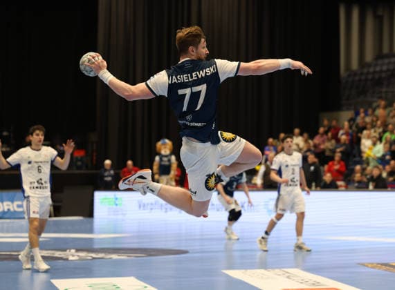 Johannes Wasielewski Bergischer HC 77 in the background Elias Kofler Handball Sportverein Hamburg 06 , Tom Gadza Handball Sportverein Hamburg 02 Bergischer HC 06 vs Handball Sportverein Hamburg, Matchday 14, Handball, DAIKIN HBL, Season 2025 2026, 30 11 2025 Bergischer HC 06 vs Handball Sportverein Hamburg, Matchday 14, Handball, DAIKIN HBL, Season 2025 2026, 30 11 2025 Duesseldorf Copyright: xEibner-Pressefoto ThomasxStoeckerx EP_TSR