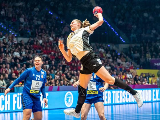 Viola Leuchter Germany, 77 is high in the air, Germany vs. Serbia, Handball, World Championship, Women, Season 2025 2026, 30 11 2025, Germany vs. Serbia, Handball, World Championship, Women, Season 2025 2026, 30 11 2025 Stuttgart Copyright: xEibner-Pressefoto MichaelxSchmidx EP_MST
