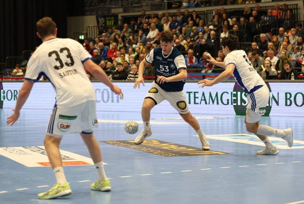 f l Moritz Sauter Handball Sportverein Hamburg 33 , Soeren Steinhaus Bergischer HC 53 , Elias Kofler Handball Sportverein Hamburg 06 Bergischer HC 06 vs Handball Sportverein Hamburg, Matchday 14, Handball, DAIKIN HBL, Season 2025 2026, 30 11 2025 Bergischer HC 06 vs Handball Sportverein Hamburg, Matchday 14, Handball, DAIKIN HBL, Season 2025 2026, 30 11 2025 Duesseldorf Copyright: xEibner-Pressefoto ThomasxStoeckerx EP_TSR