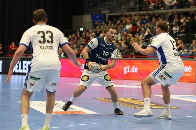 f l Moritz Sauter Handball Sportverein Hamburg 33 , Tomas Babak Bergischer HC 19 , Niklas Weller Handball Sportverein Hamburg 13 Bergischer HC 06 vs Handball Sportverein Hamburg, Matchday 14, Handball, DAIKIN HBL, Season 2025 2026, 30 11 2025 Bergischer HC 06 vs Handball Sportverein Hamburg, Matchday 14, Handball, DAIKIN HBL, Season 2025 2026, 30 11 2025 Duesseldorf Copyright: xEibner-Pressefoto ThomasxStoeckerx EP_TSR