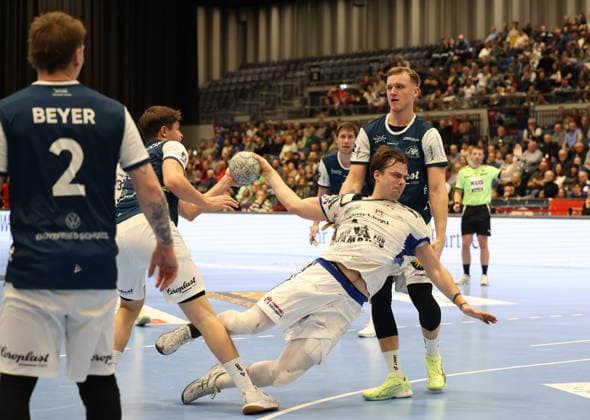v l Noah Beyer Bergischer HC 02 , Soeren Steinhaus Bergischer HC 53 , Andreas Magaard Handball Sportverein Hamburg 04 , Nico Schoettle Bergischer HC 08 Bergischer HC 06 vs Handball Sportverein Hamburg, Matchday 14, Handball, DAIKIN HBL, Season 2025 2026, 30 11 2025 Bergischer HC 06 vs Handball Sportverein Hamburg, Matchday 14, Handball, DAIKIN HBL, Season 2025 2026, 30 11 2025 Duesseldorf Copyright: xEibner-Pressefoto ThomasxStoeckerx EP_TSR
