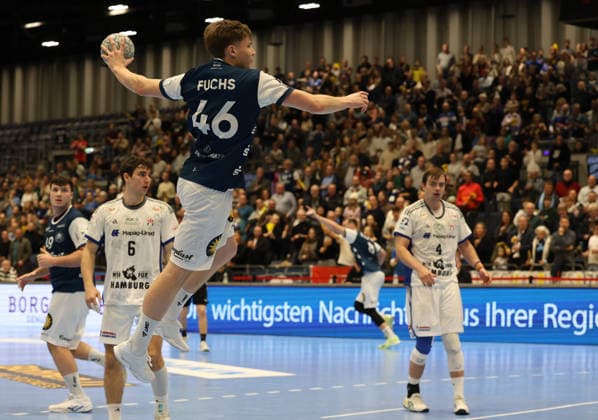 On the throw Julian Fuchs Bergischer HC 46 in the background from l Aron Seesing Bergischer HC 49 , Elias Kofler Handball Sportverein Hamburg 06 , Andreas Magaard Handball Sportverein Hamburg 04 Bergischer HC 06 vs Handball Sportverein Hamburg, Matchday 14, Handball, DAIKIN HBL, Season 2025 2026, 30 11 2025 Bergischer HC 06 vs Handball Sportverein Hamburg, Matchday 14, Handball, DAIKIN HBL, Season 2025 2026, 30 11 2025 Duesseldorf Copyright: xEibner-Pressefoto ThomasxStoeckerx EP_TSR