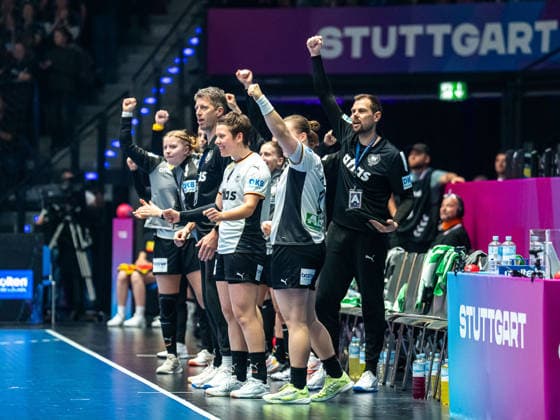 Cheers on the German bench, Germany vs. Serbia, Handball, World Championship, Women, Season 2025 2026, 30 11 2025, Germany vs. Serbia, Handball, World Championship, Women, Season 2025 2026, 30 11 2025 Stuttgart Copyright: xEibner-Pressefoto MichaelxSchmidx EP_MST