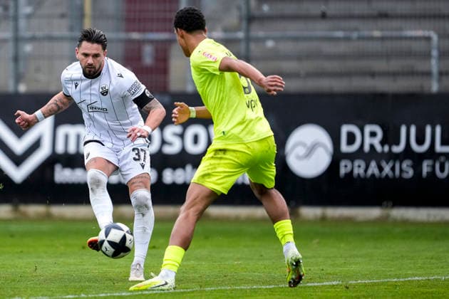 v li Pascal Testroet SVS, 37 , Jacob Danquah Kickers, 5 , duel, duel, tackle, tackling, dynamics, action, action, 30 11 2025, Sandhausen Germany , Football, Regionalliga Südwest, SV Sandhausen SV Stuttgarter Kickers xozx
