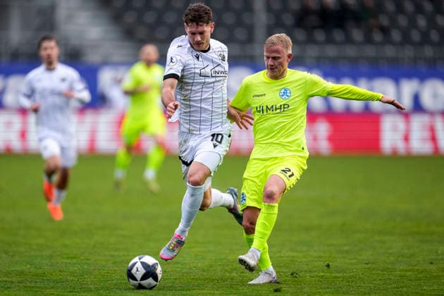 v li Jahn Herrmann SVS, 10 , Per Lockl Kickers, 21 , duel, duel, tackle, tackling, dynamics, action, action, 30 11 2025, Sandhausen Germany , Football, Regionalliga Südwest, SV Sandhausen SV Stuttgarter Kickers xozx