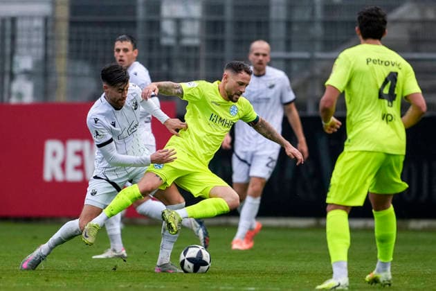 v li David Mamutovic SVS, 7 , Lukas Kiefer Kickers, 28 , duel, duel, tackle, tackling, dynamics, action, action, 30 11 2025, Sandhausen Germany , Football, Regionalliga Südwest, SV Sandhausen SV Stuttgarter Kickers xozx