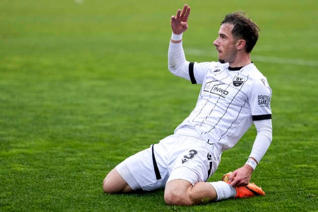 Goalscorer Louis Kolbe SVS, 3 , player of SV Sandhausen SVS , cheers about the goal to 2 1, cheer, cheer, goal celebration, celebrate the goal, goal, celebration, cheers about the goal, rejoicing, joy, rejoices, optimistic, positive, game scene, highlight, cropped, full body, single image, single photo, action, salutes the fans, salute, 30 11 2025, Sandhausen Germany , football, Regionalliga Südwest, SV Sandhausen SV Stuttgarter Kickers xozx