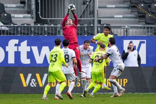 Lukas Schneller goalkeeper, SVS, 31 intercepts a cross, action, action scene, game scene, in the penalty area, penalty area scene, 30 11 2025, Sandhausen Germany , Football, Regionalliga Südwest, SV Sandhausen SV Stuttgarter Kickers xozx