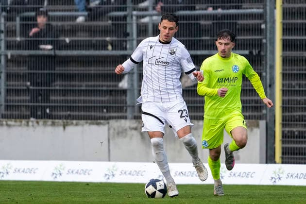 v li Teoman Akmestanli SVS, 23 , Nevio Schembri Kickers, 13 , duel, duel, tackle, tackling, dynamics, action, action, 30 11 2025, Sandhausen Germany , Football, Regionalliga Südwest, SV Sandhausen SV Stuttgarter Kickers xozx