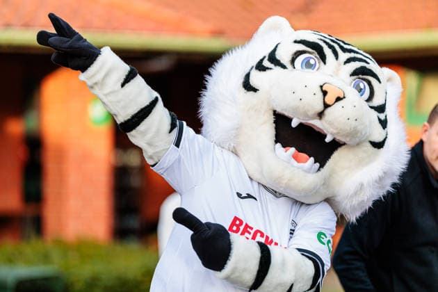 Manni is introduced as SC Verls new mascot GER, SC Verl vs VfL Osnabrueck, Football, 3 Liga, Matchday 16, Season 2025 2026, 30 11 2025 DFL Regulations prohibit any use of photographers as image sequences and or quasi video GER, SC Verl vs VfL Osnabrueck, Football, 3 Liga, Matchday 16, Season 2025 2026, 30 11 2025 Verl Copyright: xEibner-Pressefoto JanxRollingerx EP_JSK