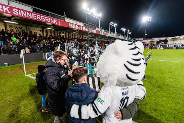 Manni is introduced as SC Verls new mascot GER, SC Verl vs VfL Osnabrueck, Football, 3 Liga, Matchday 16, Season 2025 2026, 30 11 2025 DFL Regulations prohibit any use of photographers as image sequences and or quasi video GER, SC Verl vs VfL Osnabrueck, Football, 3 Liga, Matchday 16, Season 2025 2026, 30 11 2025 Verl Copyright: xEibner-Pressefoto JanxRollingerx EP_JSK