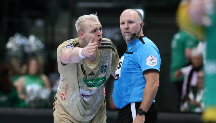 Leipzig, 30 11 2025, Arena Leipzig, Handball, Bundesliga, Matchday 14 , SC DHfK Leipzig vs TSV Hannover Burgdorf 27 27 13 13 , In the picture Justus Fischer 54, Hannover , Referee Marijo Zupanovic , For editorial use only , DHB HBL regulations prohibit any use of photographs as image sequences and or quasi video ,