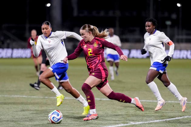 v li Melinda Mendy France, 22 , Laura Gloning Germany, 2 , Vicki Becho France, 7 , Action, Action, Match scene, 01 12 2025, Frankfurt am Main Germany , Soccer, International match, U23 Women, Germany France, DFB DFL REGULATIONS PROHIBIT ANY USE OF PHOTOGRAPHS AS IMAGE SEQUENCES AND OR QUASI VIDEO xozx