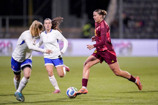 Larissa Mühlhaus Germany, 10 , on the ball, Action, Action, Game scene, 01 12 2025, Frankfurt am Main Germany , Football, International match, U23 Women, Germany France, DFB DFL REGULATIONS PROHIBIT ANY USE OF PHOTOGRAPHS AS IMAGE SEQUENCES AND OR QUASI VIDEO xozx