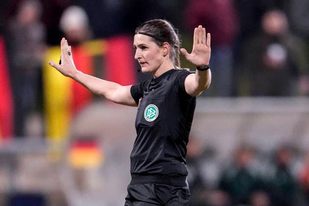 Naemi Breier referee, gives instructions, gestures, gesticulates with arms, single image, single photo, action, action, 01 12 2025, Frankfurt am Main Germany , football, international match, U23 women, Germany France, DFB DFL REGULATIONS PROHIBIT ANY USE OF PHOTOGRAPHS AS IMAGE SEQUENCES AND OR QUASI VIDEO xozx