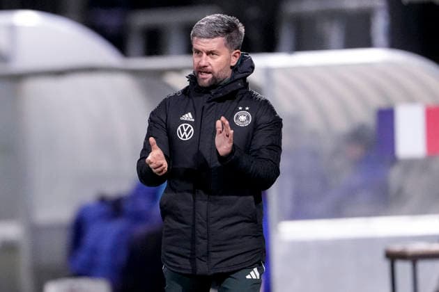 Michael Urbansky coach, national coach, Germany , gives instructions, gestures, gesticulates with arms, single image, single photo, action, action, 01 12 2025, Frankfurt am Main Germany , football, international match, U23 women, Germany France, DFB DFL REGULATIONS PROHIBIT ANY USE OF PHOTOGRAPHS AS IMAGE SEQUENCES AND OR QUASI VIDEO xozx