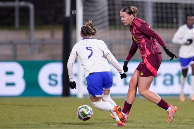 v li Eden Le Guilly France, 5 , Larissa Mühlhaus Germany, 10 , on the ball, cropped, full body, single image, single photo, action, action, 01 12 2025, Frankfurt am Main Germany , football, international match, U23 women, Germany France, DFB DFL REGULATIONS PROHIBIT ANY USE OF PHOTOGRAPHS AS IMAGE SEQUENCES AND OR QUASI VIDEO xozx